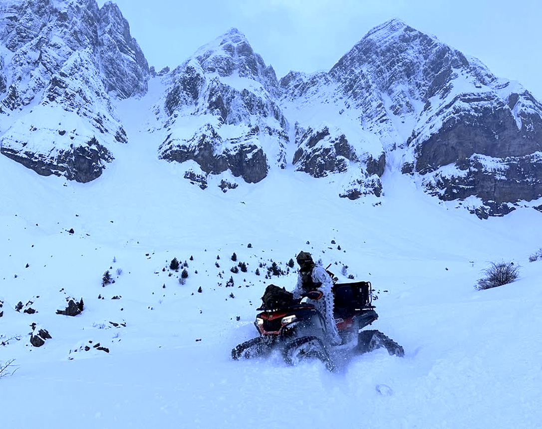 El novedosos quad oruga del Mando de Operaciones Especiales (MOE) en la nieve