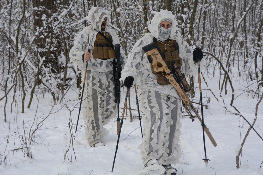 Los tiradores de élite de la Infantería de Marina en un poco habitual escenario de nieve